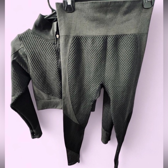 Black Textured Workout Set - Picture 3 of 7